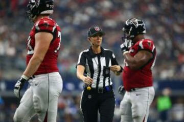 La juez de línea Sarah Thomas, durante el partido entre Atlanta Falcons y Dallas Cowboys.