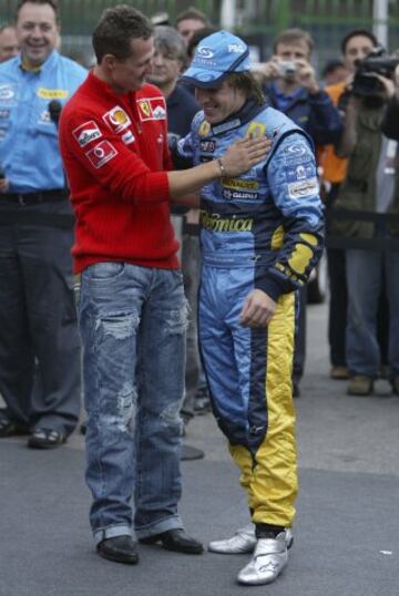 El 25 de septiembre de 2005, Fernando Alonso conquistó el primer Mundial de su carrera tras quedar tercero en el Gran Premio de Brasil. Michael Schumacher felicita al piloto asturiano.