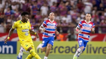 Bucaramanga's defender #23 Carlos Romana (L) passes the ball during the Copa Libertadores group stage football match between Brazil's Fortaleza and Colombia's Atletico Bucaramanga, at the Arena Castelao stadium in Fortaleza, state of Ceara, Brazil, on May 13, 2025. (Photo by Thiago GADELHA / AFP)