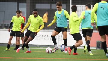 14-11-24. NACHO MÉNDEZ CONDUCE EL BALÓN RODEADO DE COMPAÑEROS EN EL ENTRENAMIENTO DEL SPORTING EN MAREO.