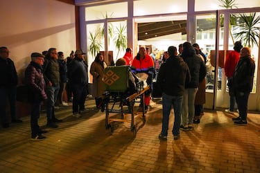 Una persona herida es trasladada al hospital provisional del polideportivo de Adamuz, cerca de Córdoba.