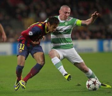 El delantero brasileño del FC Barcelona, Neymar da Silva (i) y el centrocampista escocés del Celtic Scott Brown, luchan por el balón durante el partido correspondiente al sexto encuentro del Grupo H, de la Champions League que disputan hoy en el estadio Camp Nou.
