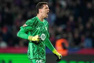 BARCELONA, 17/02/2025.- El guardameta polaco del FC Barcelona, Wojciech Szczesny, celebra la victoria al término del partido de LaLiga de fútbol que FC Barcelona y Rayo Vallecano han disputado este lunes en el estadio Lluis Companys. EFE/Siu Wu
