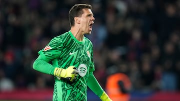 BARCELONA, 17/02/2025.- El guardameta polaco del FC Barcelona, Wojciech Szczesny, celebra la victoria al término del partido de LaLiga de fútbol que FC Barcelona y Rayo Vallecano han disputado este lunes en el estadio Lluis Companys. EFE/Siu Wu