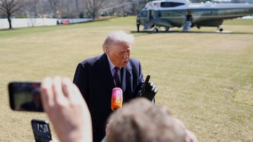 El presidente de Estados Unidos, Donald Trump, habla con los medios de comunicación al salir de la Casa Blanca antes de su viaje a Corpus Christi, Texas, en Washington D. C., Estados Unidos, el 27 de febrero de 2026.