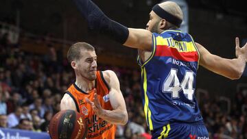GRAF6381. Andorra la Vella, 05/04/2019.- El pivot alemán de Valencia Basket, Tibor Pleiss (i), con el balón ante la defensa del jugador estadounidense de MoraBanc Andorra, Jerome Jordan, durante el partido correspondiente a la vigésimo sexta jornada de la Liga Endesa que han disputado en el Poliesportiu d'Andorra. EFE / Fernando Galindo.