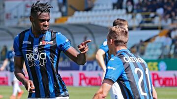 Parma (Italy), 31/03/2019.- Atalanta's Duvan Zapata jubilates with his teammates after scoring a goal during the Italian Serie A soccer match Parma Calcio1913 vs Atalanta BC at Ennio Tardini Stadium in Parma, Italy, 31 March 2019. (Italia) EFE/EPA/ELISABETTA BARACCHI