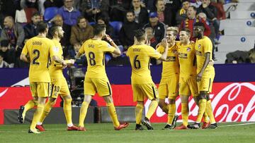 Godín, Carrasco, Saúl, Koke, Griezmann, Gameiro y Thomas celebran el quinto gol del Atlético ante el Levante.