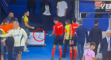 Quintero González recibe un botellazo desde la grada.