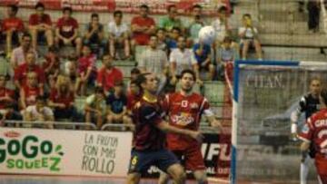 Fernandao intenta controlar el balón ante Kike.