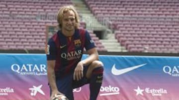 Rakitic, en la presentaci&oacute;n con el Barcelona.