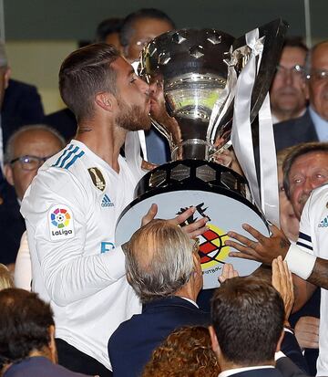 Sergio Ramos kisses the LaLiga trophy.