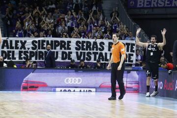 La afición del Madrid homenajeó a Mumbrú.