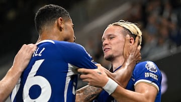 Levi Colwill y Mykhailo Mudryk, jugadores del Chelsea, celebran el gol anotado ante el Fulham.