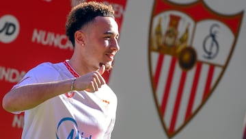 GRAFAND5864. SEVILLA, 14/01/2025.- El extremo suizo Rubén Vargas durante su presentación como futbolista del Sevilla FC, este martes en el estadio Ramón Sánchez Pizjúan de la capital hispalense. EFE/ Raúl Caro.