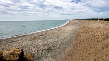 Entre monte mediterráneo costero y sin edificaciones en su frente litoral, se encuentra la playa de Borondo una de las más naturales de la provincia de Cádiz. Su sistema dunar desarrollado, con dunas secundarias, se completa con la flora asociada a varios arroyos estacionarios que desembocan en la playa formando lagunas. Éstos se inundan periódicamente por el mar y forman hábitats característicos. Para llegar a esta playa se debe acceder desde las urbanizaciones presentes en sus extremos, La Alcaidesa o Sotogrande.