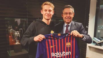 De Jong posa con la camiseta del Barça junto a Bartomeu.