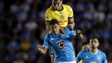 MEX7402. CIUDAD DE MÉXICO (MÉXICO), 08/12/2024.- Sebastián Cáceres (atrás) de América disputa un balón con Luis Romo (adelante) de Cruz Azul este domingo, durante un partido de vuelta de las semifinales del torneo Apertura 2024 de la Liga MX en el estadio Ciudad de los Deportes en Ciudad de México (México). EFE/Isaac Esquivel