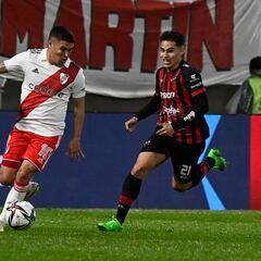 Juanfer, a la altura de Pedernera y Loustau en River Plate