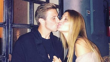 El futbolista del Betis Joaquín Sánchez y su mujer, Susana Saborido, en una romántica fotografía en la que aparecen intercambiándose besos.