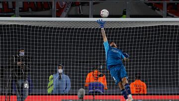 AME4652. BUENOS AIRES (ARGENTINA), 20/03/2022.- El arquero Agustín Rossi de Boca Juniors ataja hoy el balón contra River Plate, durante el superclásico por la fecha 7 de la Liga Profesional Argentina, en el estadio Monumental de Núñez en Buenos Aires (Argentina). EFE/Juan Ignacio Roncoroni
