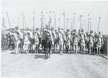 Este enfrentamiento fue originado por la sublevaci¨®n de las tribus del Rif, en las monta?as del norte de Marruecos, contra las autoridades coloniales de Francia y Espa?a.
La foto muestra, el 18 de mayo de 1925, a las tropas coloniales marroqu¨ªes, bien entrenadas y leales al gobierno franc¨¦s, bajo la direcci¨®n de oficiales franceses, listas para partir desde Fez y prevenir los ataques de las guerrillas rife?as lideradas por Abd-El-Krim. Estas tropas coloniales, bien entrenadas y apoyadas por artiller¨ªa pesada y aviones, lograron repeler a las fuerzas rebeldes tras los avances de los rife?os marroqu¨ªes en abril. Hasta ese momento, los de Abd el-Krim conquistaron 48 posiciones francesas y provocaron m¨¢s de 5.000 bajas en dos meses provocando una crisis en Francia. Unos a?os antes, en 1921, la Rep¨²blica del Rif se separ¨® del Protectorado espa?ol de Marruecos, autoproclam¨¢ndose independiente. En el verano de 1925, se produjeron reuniones entre las autoridades francesas, con el general Philippe P¨¦tain y espa?olas, con el dictador Miguel Primo de Rivera, ambos al frente de los planes de defensa de sus colonias. Ambos dispusieron el desembarco militar de Alhucemas, el 8 de septiembre.