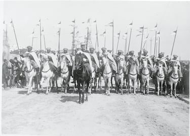 Este enfrentamiento fue originado por la sublevación de las tribus del Rif, en las montañas del norte de Marruecos, contra las autoridades coloniales de Francia y España. 
La foto muestra, el 18 de mayo de 1925, a las tropas coloniales marroquíes, bien entrenadas y leales al gobierno francés, bajo la dirección de oficiales franceses, listas para partir desde Fez y prevenir los ataques de las guerrillas rifeñas lideradas por Abd-El-Krim. Estas tropas coloniales, bien entrenadas y apoyadas por artillería pesada y aviones, lograron repeler a las fuerzas rebeldes tras los avances de los rifeños marroquíes en abril. Hasta ese momento, los de Abd el-Krim conquistaron 48 posiciones francesas y provocaron más de 5.000 bajas en dos meses provocando una crisis en Francia. Unos años antes, en 1921, la República del Rif se separó del Protectorado español de Marruecos, autoproclamándose independiente. En el verano de 1925, se produjeron reuniones entre las autoridades francesas, con el general Philippe Pétain y españolas, con el dictador Miguel Primo de Rivera, ambos al frente de los planes de defensa de sus colonias. Ambos dispusieron el desembarco militar de Alhucemas, el 8 de septiembre. 