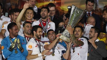 Los jugadores del Sevilla levantan el trofeo de la UEFA Europa League conquistado en Basilea.