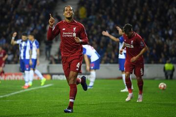 1-4. Virgil Van Dijk celebró el cuarto gol.