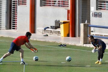 Aitor y el preparador de porteros.