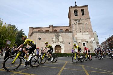 Jonas Vingegaard con sus compañeros del Visma durante la etapa 19.