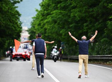 El exciclista profesional Vincenzo Nibali y Mauro Vegni, director del Giro de Italia, detienen la carrera tras una caída en el pelotón. 