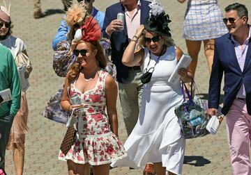  Aficionados a la hípica en el Churchill Downs de Kentucky durante la Kentucky Oaks.