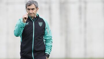 LEZAMA (BIZKAIA), 04/03/2025.- El entrenador del Athletic de Bilbao, Ernesto Valverde, supervisa el entrenamiento con el que el club rojiblanco ha comenzado este martes a preparar el partido de Liga Europa del próximo jueves ante la Roma, choque de ida de octavos de final. EFE/ Miguel Toña