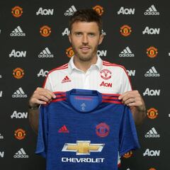 Michael Carrick renueva por una temporada con el United