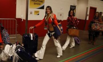 Las cheerleaders de Broncos llegan  al estadio.