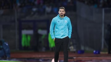 Nicolas Larcamon head coach of Cruz Azul during the 3rd round match between Cruz Azul and Leon as part of the Liga BBVA MX, Torneo Apertura 2025 at Olimpico Universitario Stadium, on July 26, 2025 in Mexico City, Mexico.