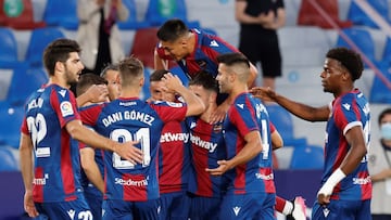 GRAFCVA5223. VALENCIA, 21/05/2021.- Los jugadores del Levante UD celebran el primer gol de su equipo, marcado por Roger Mart&iacute;, ante el C&aacute;diz CF durante el partido correspondiente a la 38&ordf;, y &uacute;ltima, jornada de la Liga que disputa