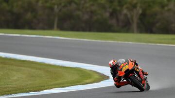 Pol en Phillip Island con el asfalto mojado.