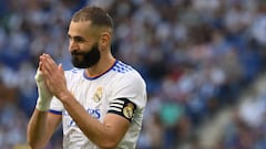 Karim Benzema, jugador del Real Madrid, se disculpa con un compa&ntilde;ero durante un partido de LaLiga Santander.