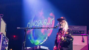 J Mascis, l¨ªder de Dinosaur Jr., durante una actuaci¨®n reciente de la banda de Massachusetts.