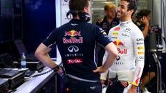 Ricciardo r&iacute;e con su ingeniero Simon Rennie durante la sesi&oacute;n de libres.