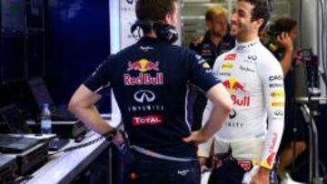 Ricciardo ríe con su ingeniero Simon Rennie durante la sesión de libres.