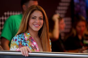 La cantante colmbiana Shakira atendiendo a la carrera de Montmeló.