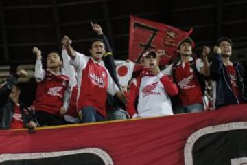 La hinchada de Santa Fe acompaña al debut cardenal en Libertadores en El Campín.