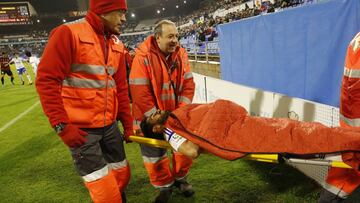 Javi Ros es retirado en camilla en el partido del sábado pasado frente al Reus.