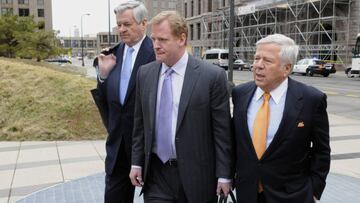Roger Goodell, flanqueado por Jerry Richardson, dueño de los Carolina Panthers, y por Robert Kraft de los Patriots, en una época más feliz.