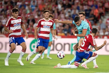 Carlos Neva pelea un balón con Ferran Torres.