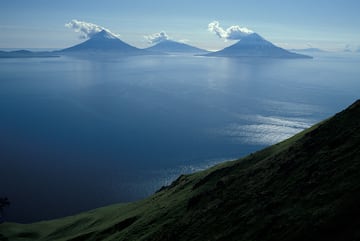 Se localizó al sur del grupo de las islas Andreanof que son parte del arco de las islas Aleutianas. Con una mayor precisión a lo largo de la Fosa de las Aleutianas, el límite de la placa convergente que separa la Placa del Pacífico y las placas de América del Norte. Al terremoto, de una magnitud de 8,6 Mw, le siguió un tsunami en toda la cuenca cuyos efectos se sintieron en Alaska y Hawái. No dejó muertos en la zona, pero sí en la costa de Chile.