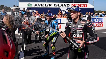 Marco Bezzecchi, en primer plano, y Raúl Fernández, en segundo, celebrando el doblete Aprilia en el esprint de Australia.